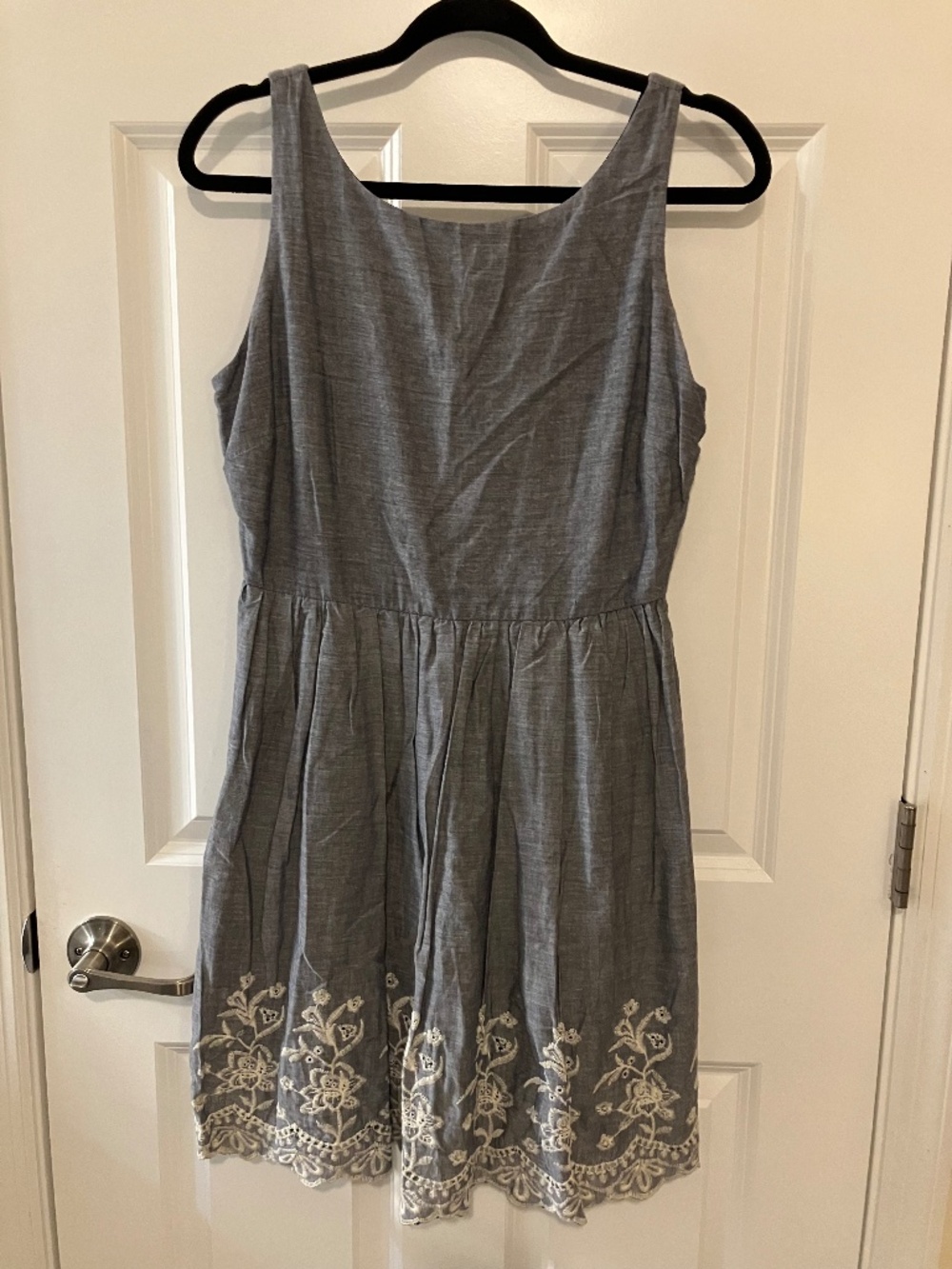 Acclaimed size 6 blue chambray embroidered sleeveless lined sun dress